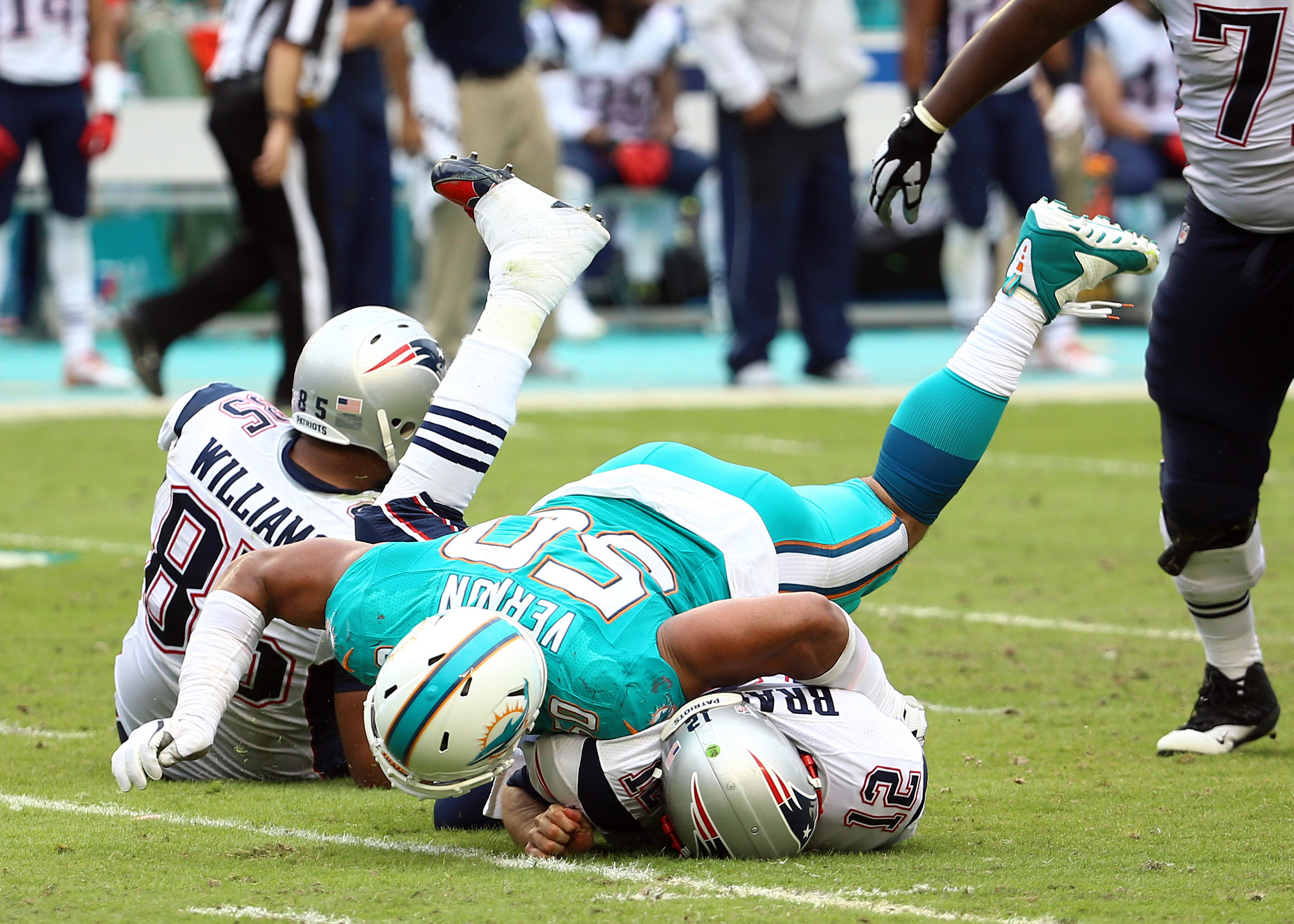 Patriots fall in Miami, finish 2nd in AFC standings