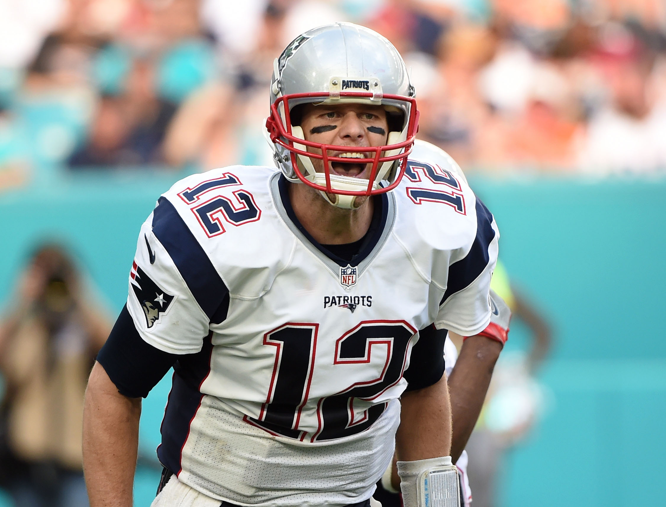 Patriots close out 2016 season with resounding win at Miami